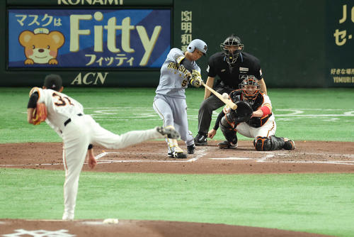 巨人対阪神　3回表阪神1死一塁、右越え2点本塁打を放つ近本。投手赤星（撮影・河田真司）