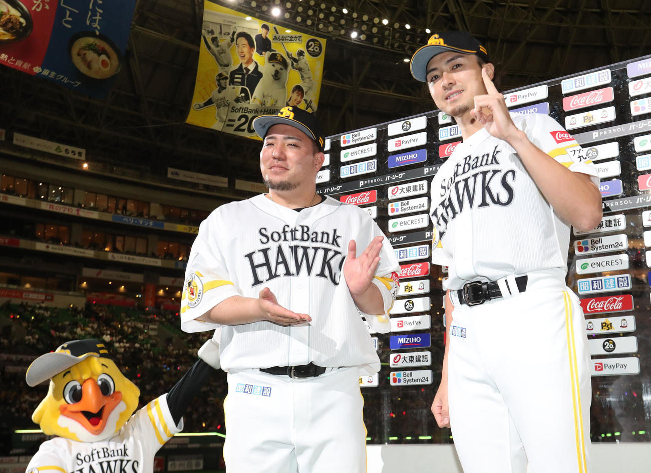 ソフトバンク対西武　ヒーローになった山川（左）と上沢はお立ち台で笑顔を見せる（撮影・梅根麻紀）