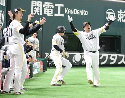 ソフトバンク対西武　1回裏ソフトバンク2死一塁、山川は左越えに先制となる2点本塁打を放ちポーズを決める（撮影・梅根麻紀）