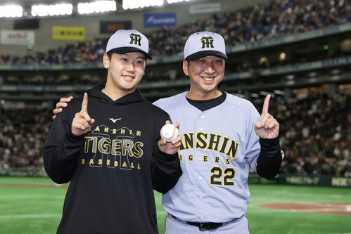 巨人対阪神　プロ初勝利を挙げ、阪神藤川監督（右）の祝福を受ける門別（撮影・前田充）