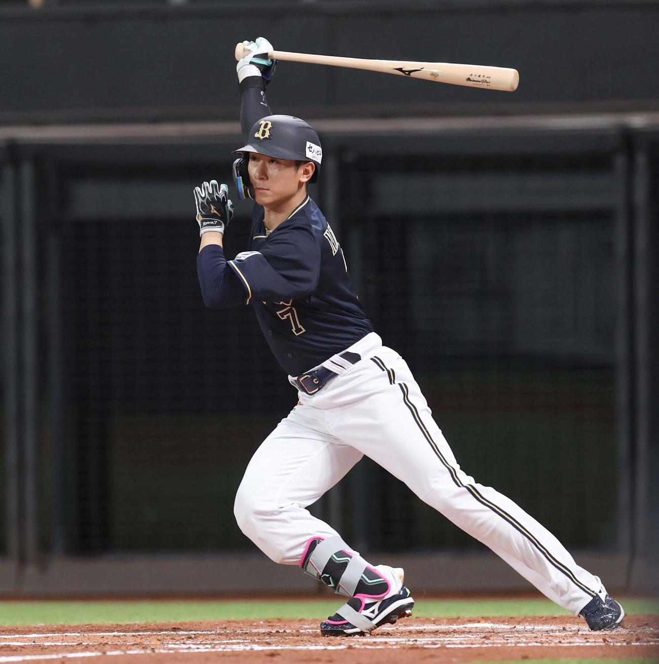 日本ハム対オリックス　3回表オリックス2死一塁、左越え適時二塁打を放つ西川（撮影・黒川智章）