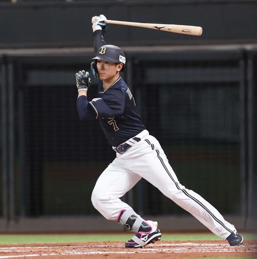 日本ハム対オリックス　3回表オリックス2死一塁、左越え適時二塁打を放つ西川（撮影・黒川智章）