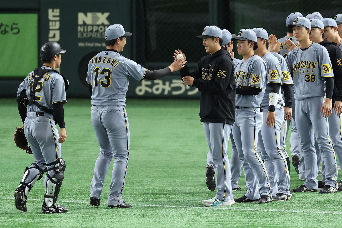 巨人対阪神　巨人に勝利し、岩崎（左から2人目）から勝利球を受け取るプロ初勝利の門別（2025年4月6日撮影）
