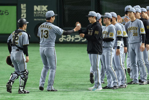 巨人対阪神　巨人に勝利し、岩崎（左から2人目）から勝利球を受け取るプロ初勝利の門別（2025年4月6日撮影）