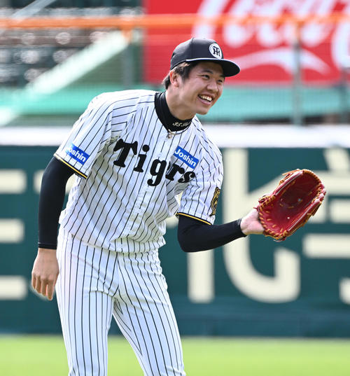 明るい表情で練習する阪神才木（2025年3月31撮影）