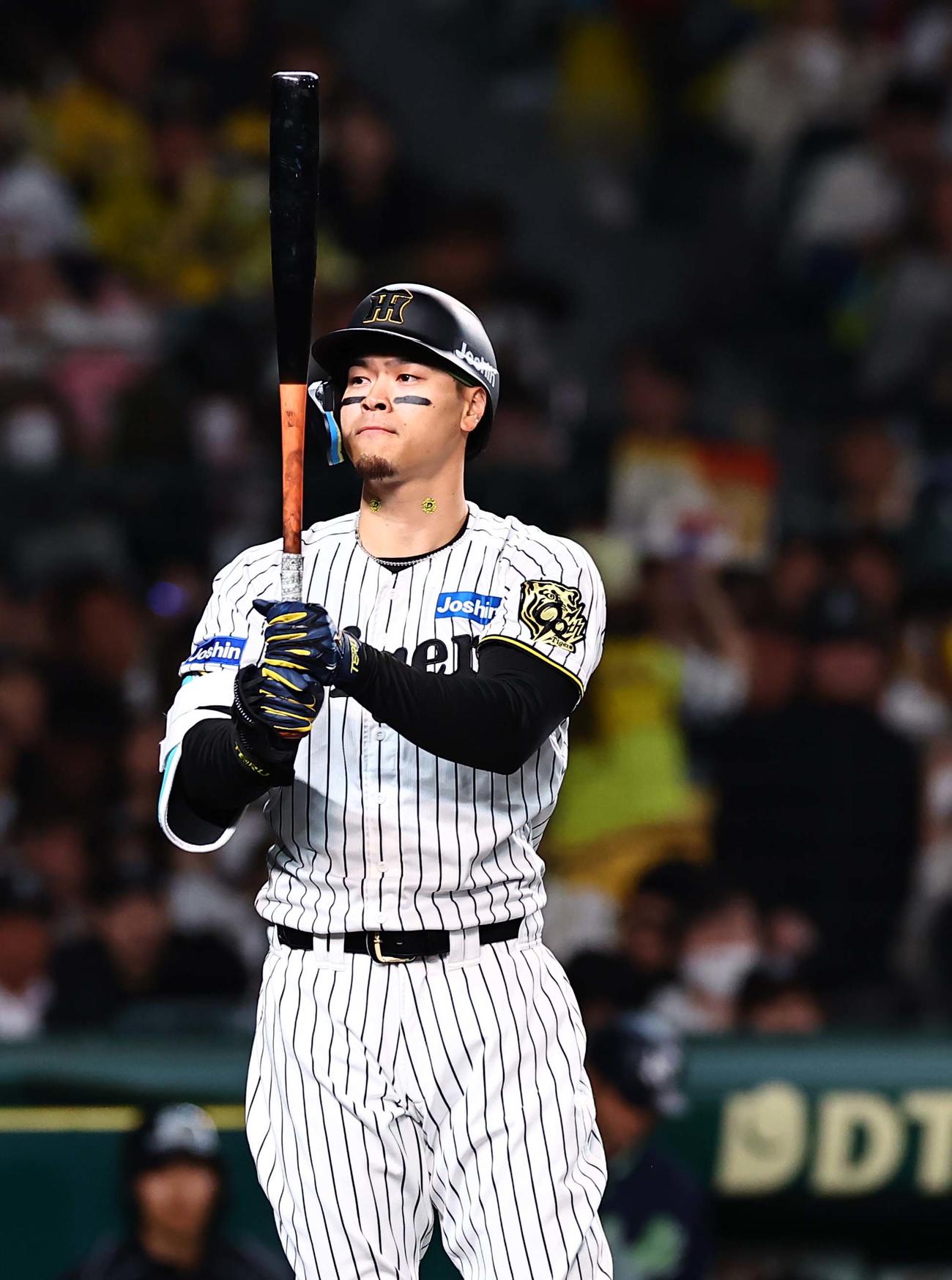 阪神対ヤクルト　8回裏阪神無死一塁、佐藤輝は三振に倒れる（撮影・上田博志）