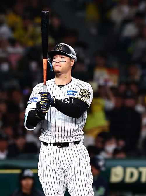 阪神対ヤクルト　8回裏阪神無死一塁、佐藤輝は三振に倒れる（撮影・上田博志）