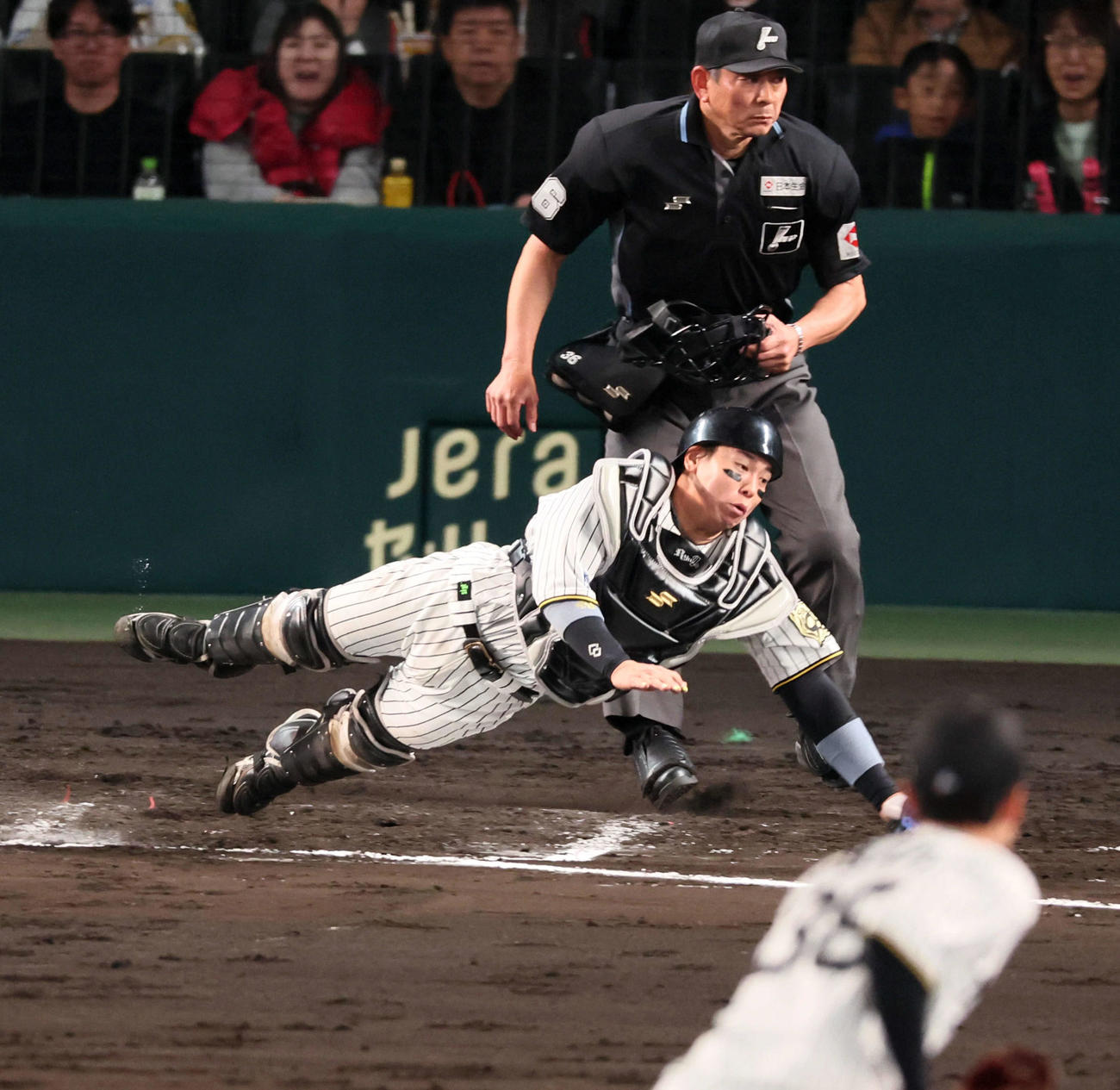 阪神対ヤクルト　6回表ヤクルト1死二、三塁、梅野は赤羽の打球で大山からの悪送球を捕球出来ず勝ち越しを許す（撮影・加藤哉）