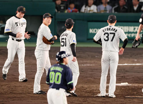 阪神対ヤクルト　6回表ヤクルト1死二、三塁、大山は赤羽の打球を本塁へ悪送球して勝ち越しを許す（撮影・加藤哉）
