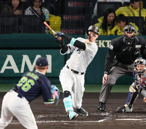 阪神対ヤクルト　1回裏阪神2死、佐藤輝は右前打を放つ。投手山野（撮影・加藤哉）