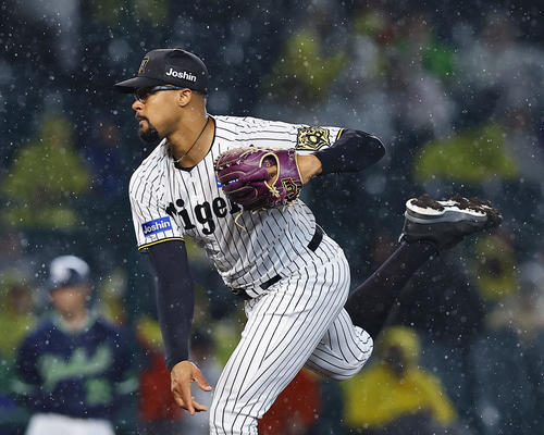 阪神対ヤクルト　3回、投球練習をする阪神デュプランティエ（撮影・藤尾明華）