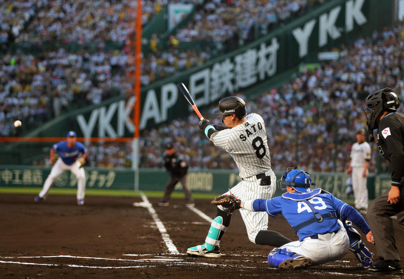 阪神対中日　1回裏阪神1死一塁、佐藤輝は右二塁打を放つ（撮影・上山淳一）