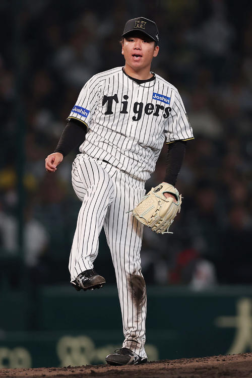 阪神対中日　3回表中日2死二塁、上林を空振り三振に仕留めた村上（撮影・前田充）