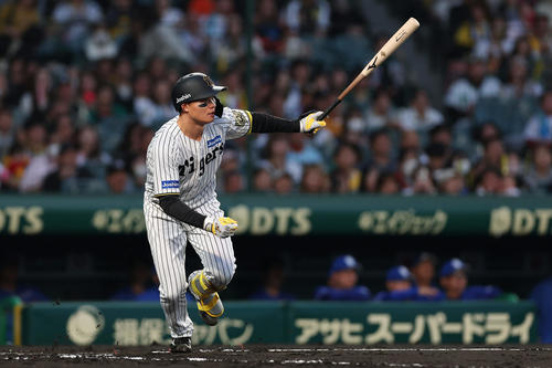阪神対中日　1回裏阪神1死二、三塁、二塁後方へ同点2点適時打を放つ森下（撮影・前田充）