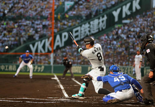阪神対中日　1回裏阪神1死一塁、佐藤輝は右二塁打を放つ（撮影・上山淳一）