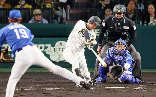 阪神対ヤ中日　4回裏阪神2死、近本は右前打を放つ。投手高橋宏（撮影・加藤哉）