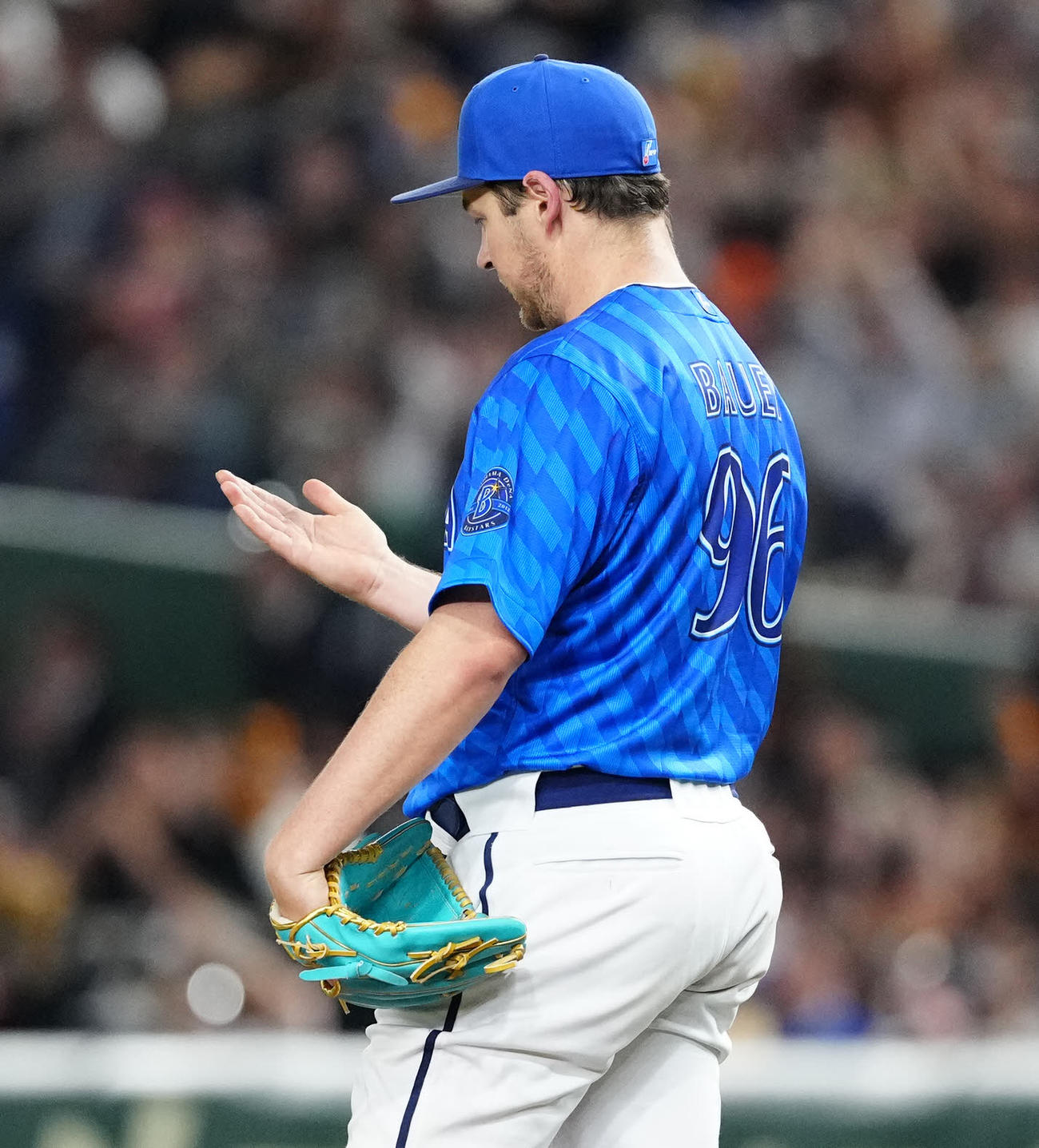 巨人対DeNA 5回裏巨人2死二塁、岡本に2点本塁打を浴びるバウアー（撮影・江口和貴）