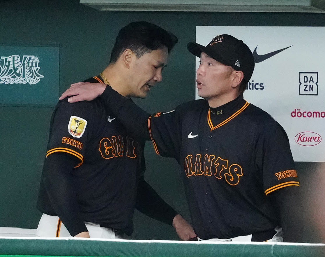 巨人対DeNA 2回表終了後、ベンチで巨人阿部監督（右）から肩に手を添えられる先発の田中将（撮影・江口和貴）