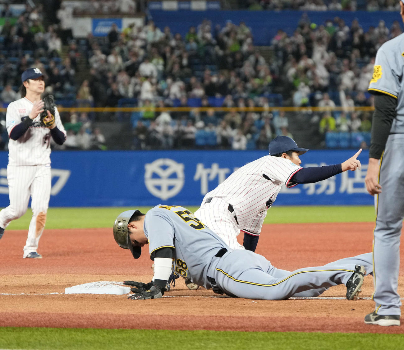 ヤクルト対阪神　2回表阪神無死二、三塁、三塁走者の阪神前川（中央）は木浪の三直で戻れず併殺となる（撮影・小沢裕）