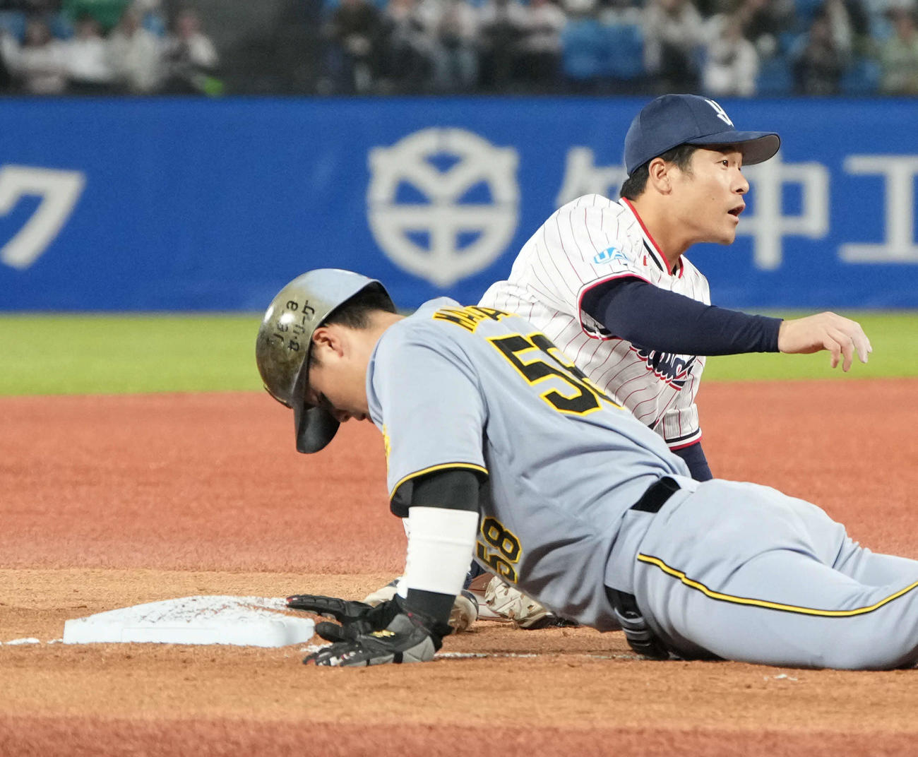 ヤクルト対阪神　2回表阪神無死二、三塁、三塁走者の阪神前川（手前）は木浪の三直で戻れず併殺となる（撮影・小沢裕）