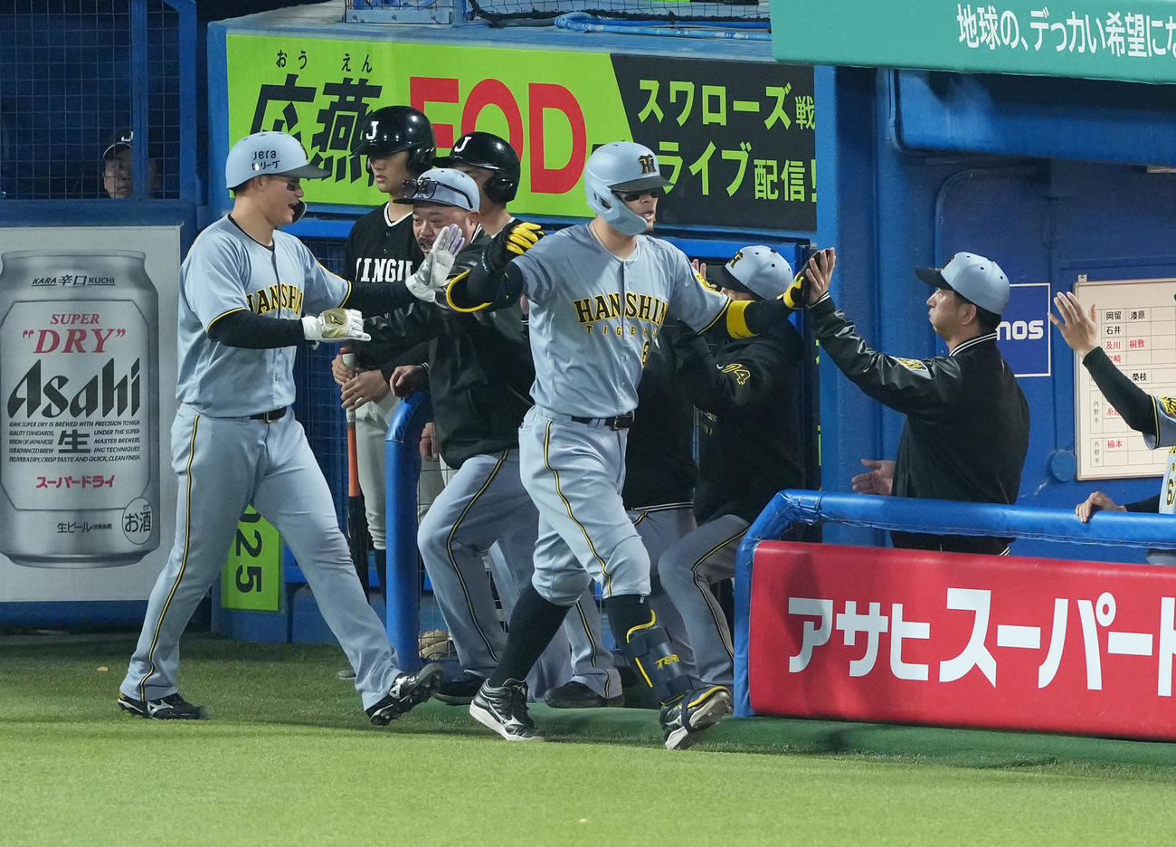 ヤクルト対阪神　8回表阪神無死二塁、佐藤輝（中央）は2点本塁打を放ち藤川監督（右）にタッチで迎えられる（撮影・足立雅史）
