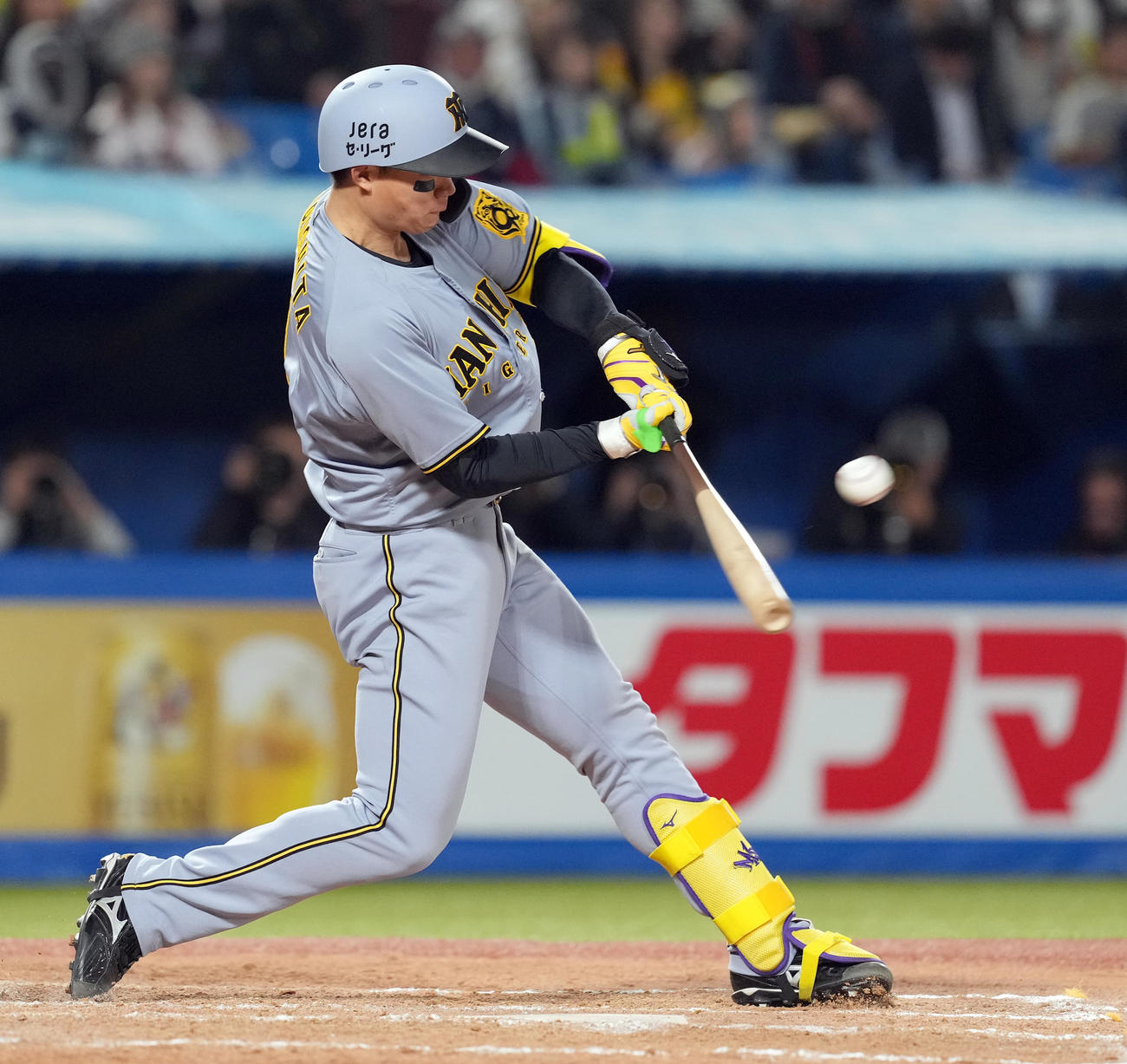 ヤクルト対阪神　9回表阪神2死一塁、中越えに適時二塁打を放つ森下（撮影・たえ見朱実）