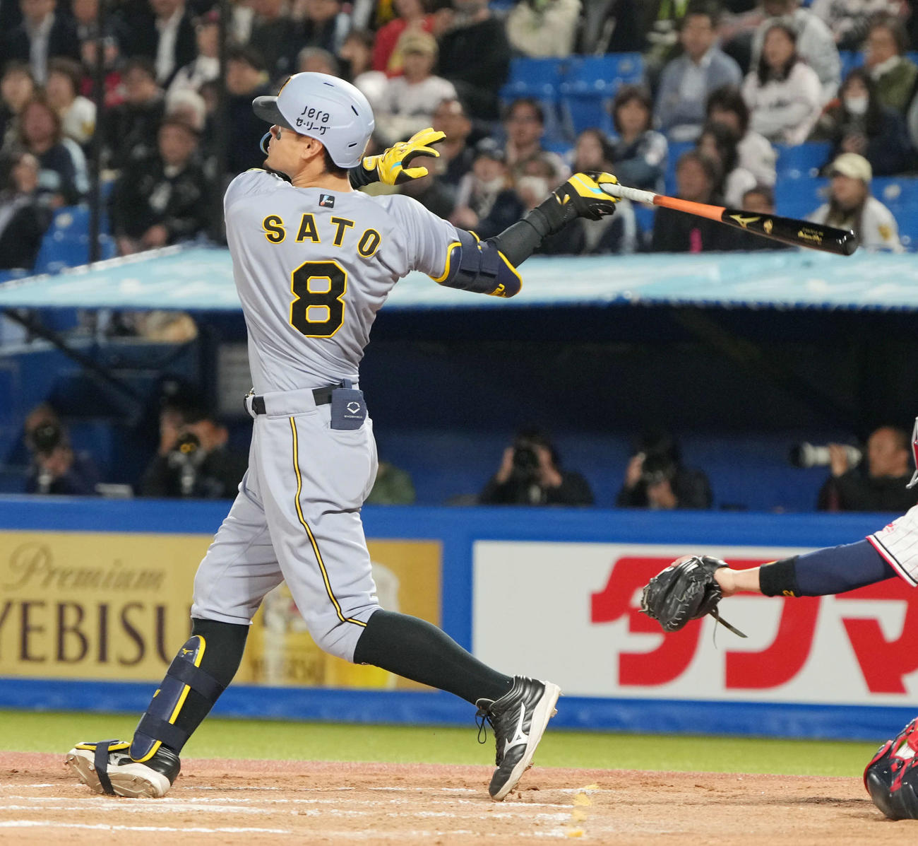 ヤクルト対阪神　8回表阪神無死二塁、佐藤輝は右越えに逆転2点本塁打を放つ（撮影・小沢裕）