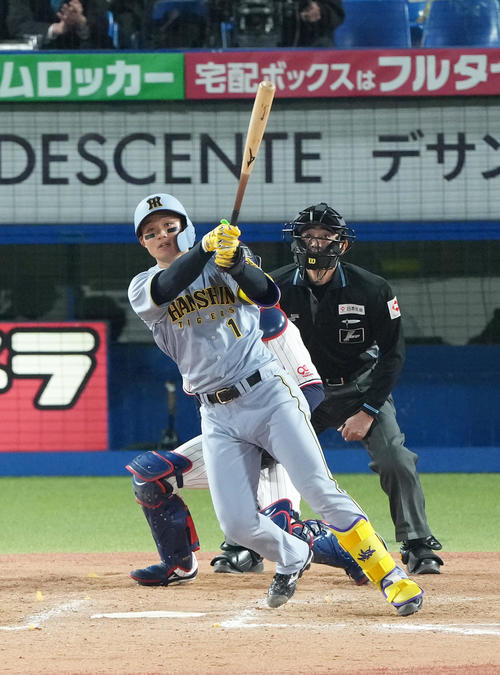 ヤクルト対阪神　9回表阪神2死一塁、森下は中適時二塁打を放つ（撮影・足立雅史）