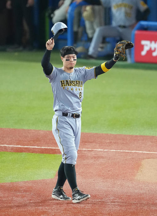 ヤクルト対阪神　8回、逆転弾の阪神佐藤輝は守備位置につきスタンドの声援に応える（撮影・足立雅史）