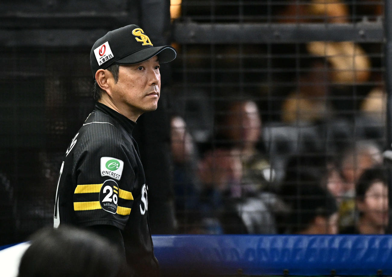 西武対ソフトバンク　戦況を見守るソフトバンク小久保監督（撮影・滝沢徹郎）