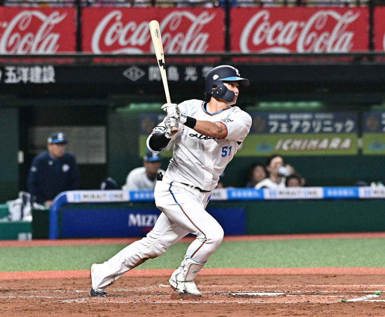西武対ソフトバンク　7回裏西武1死二塁、西川は右翼に適時二塁打を放つ（撮影・滝沢徹郎）