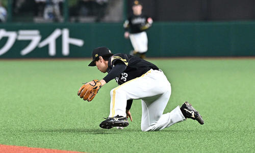 西武対ソフトバンク　3回裏西武2死三塁、源田の二ゴロをファンブルする広瀬隆（撮影・滝沢徹郎）