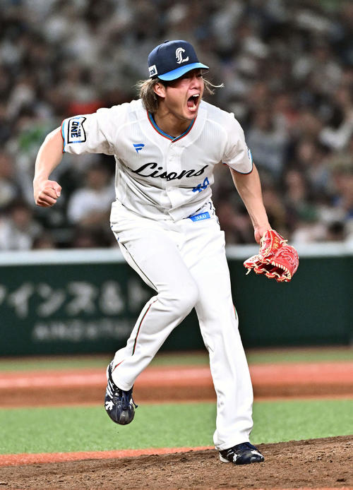 西武対ソフトバンク　8回表ソフトバンク2死、代打嶺井を見逃し三振に仕留め雄たけびを上げる今井（撮影・滝沢徹郎）