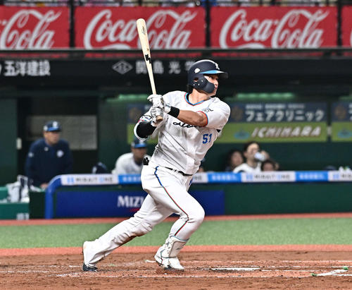西武対ソフトバンク　7回裏西武1死二塁、西川は右翼に適時二塁打を放つ（撮影・滝沢徹郎）