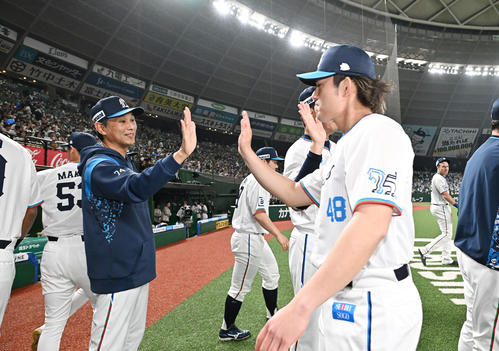 西武対ソフトバンク　試合後、西武西口監督（左）は勝利投手の西武今井とタッチをかわす（撮影・滝沢徹郎）