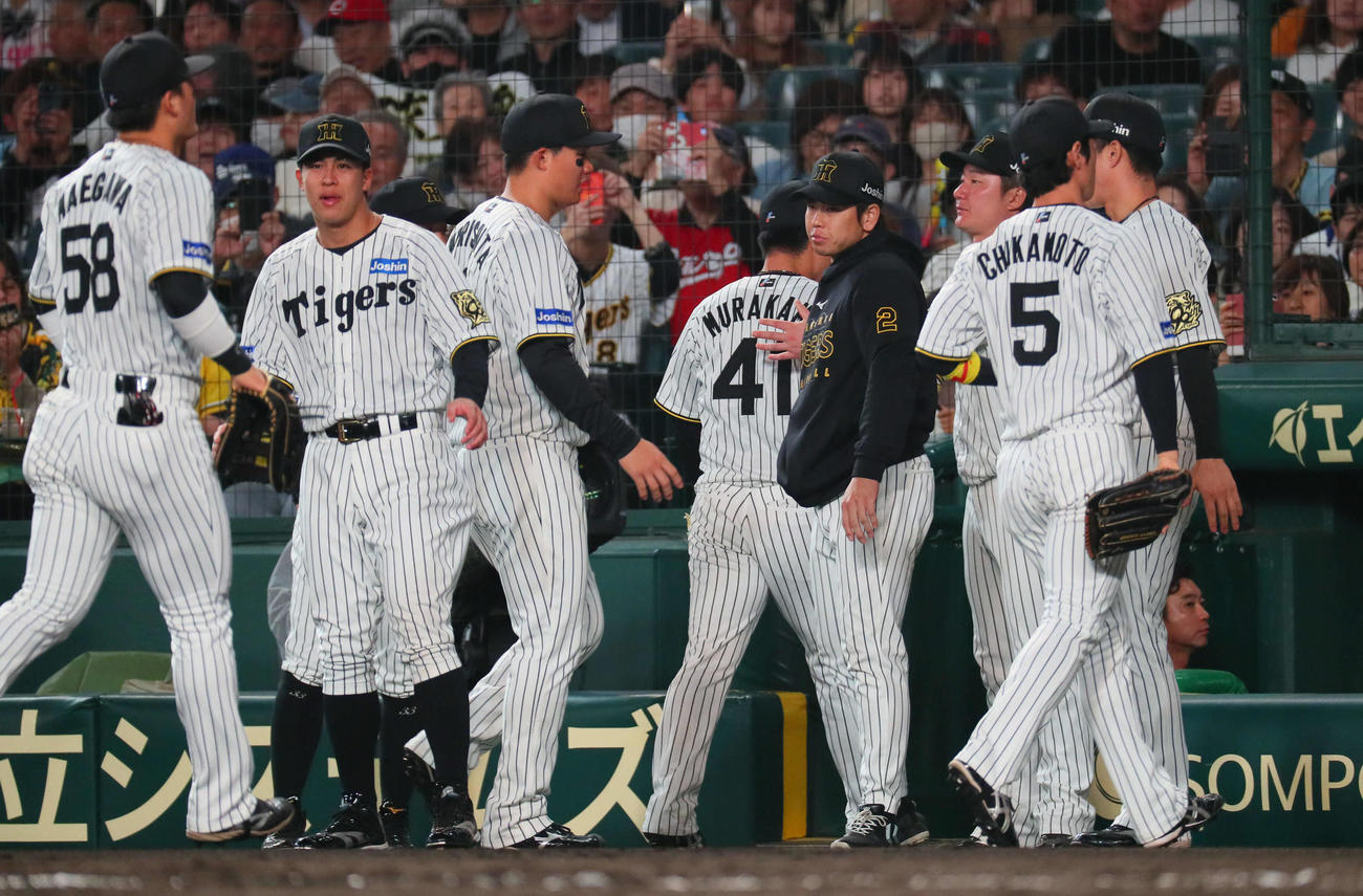 阪神対広島　2回表広島攻撃終了、村上（中央）は5点を失いベンチに戻る（撮影・宮崎幸一）
