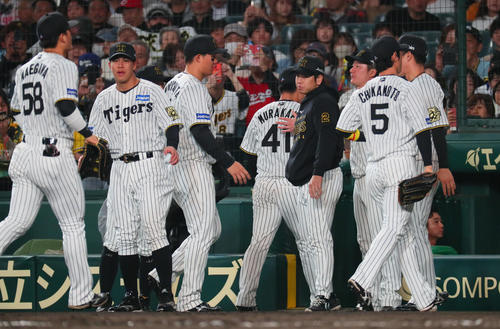 阪神対広島　2回表広島攻撃終了、村上（中央）は5点を失いベンチに戻る（撮影・宮崎幸一）