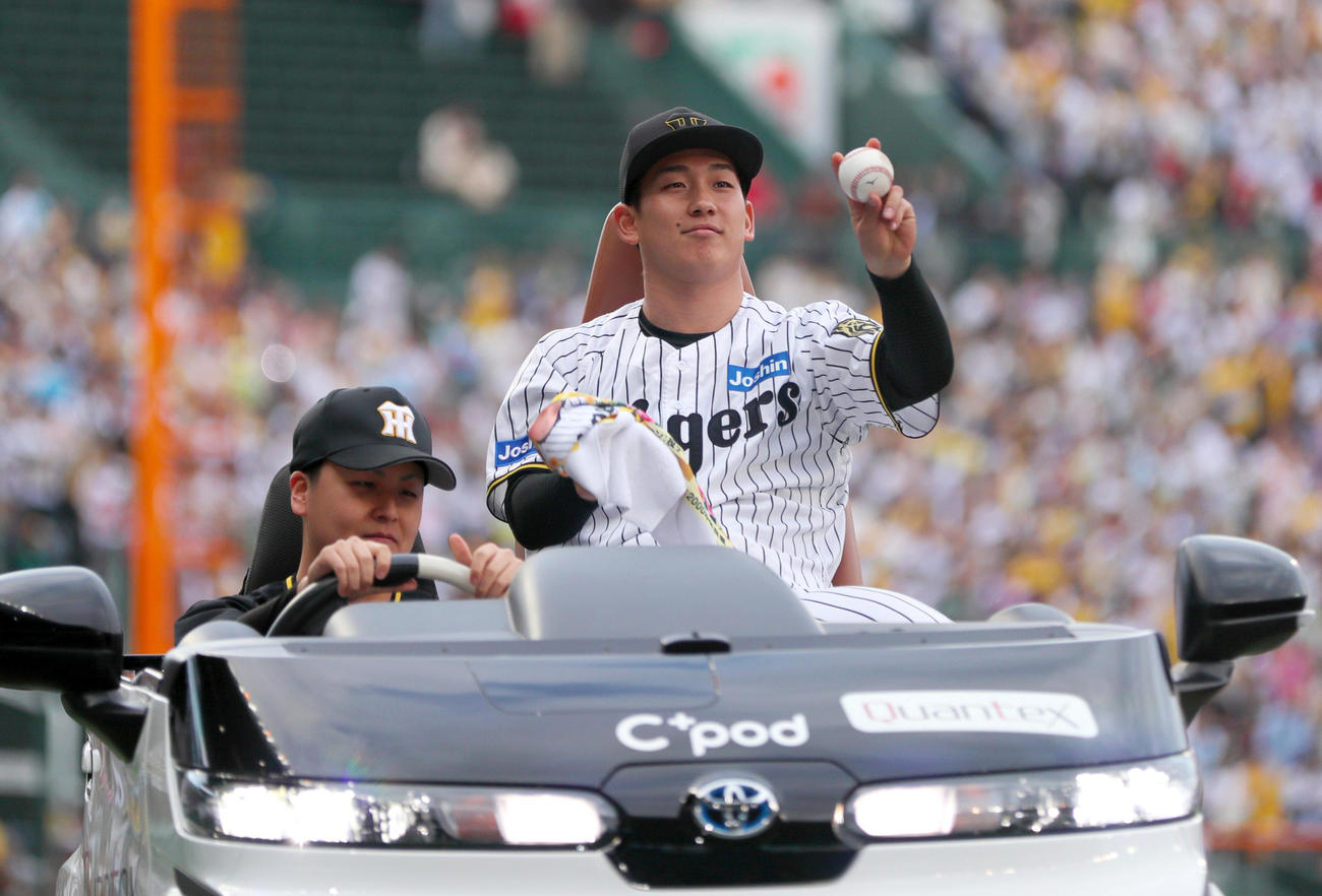 阪神対広島　初先発で初勝利を上げた阪神伊原はウイニングボール掲げる（撮影・上山淳一）