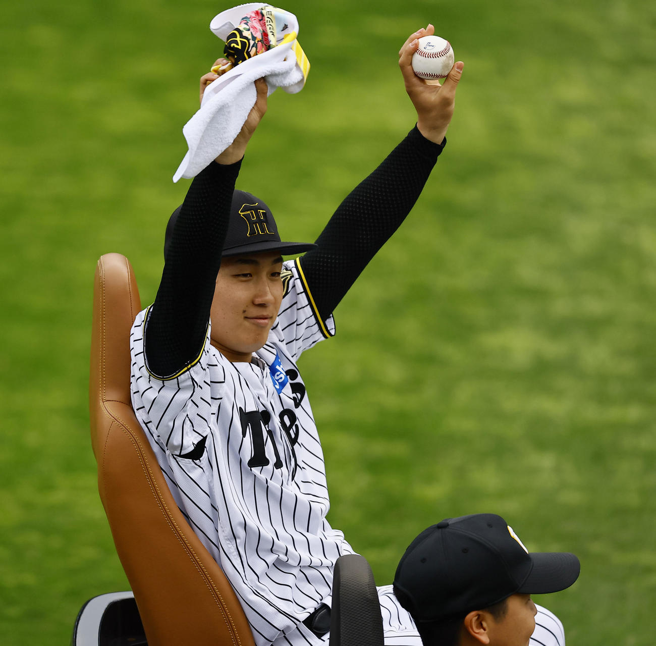 阪神対広島　プロ初勝利を飾り、ファンの声援に応える阪神伊原（撮影・藤尾明華）