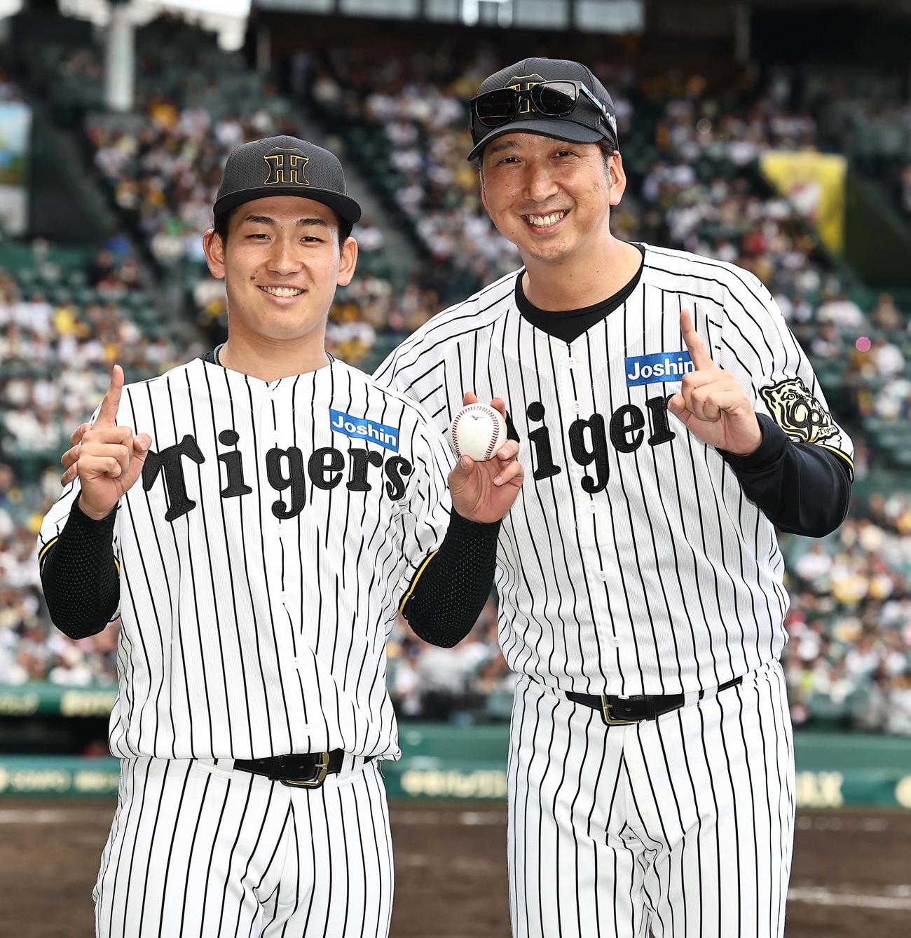 阪神対広島　プロ初勝利をあげた伊原（左）は藤川監督から祝福を受ける（撮影・上田博志）