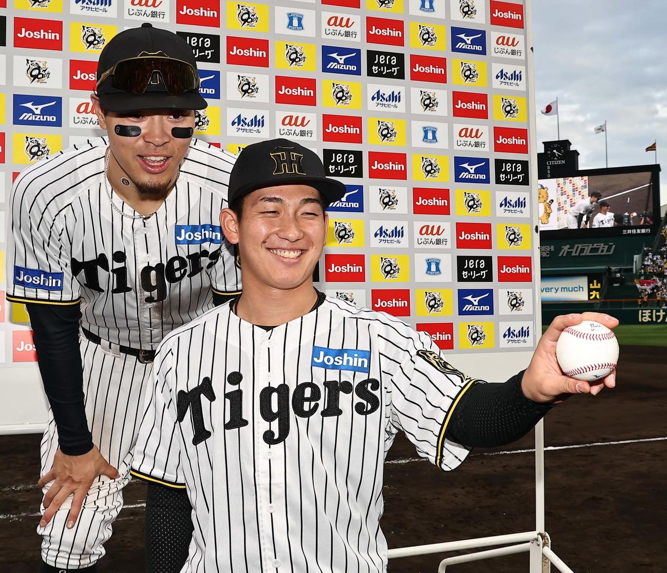 阪神対広島　勝利球を手に笑顔を見せる伊原（右）と2本塁打の佐藤輝（撮影・上田博志）