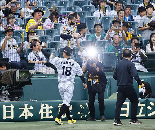 阪神対広島　プロ初勝利を飾り、ファンの声援に応える阪神伊原（撮影・藤尾明華）
