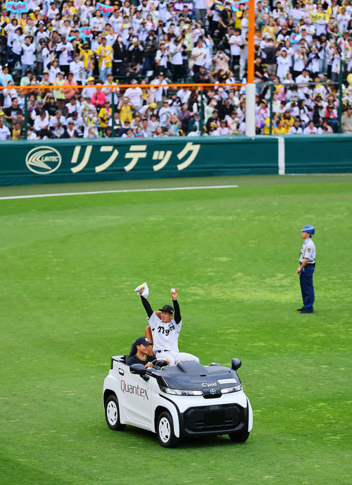 阪神対広島　プロ初勝利を飾り、ファンの声援に応える阪神伊原（撮影・藤尾明華）