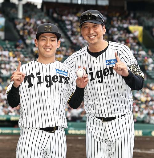 阪神対広島　プロ初勝利をあげた伊原（左）は藤川監督から祝福を受ける（撮影・上田博志）