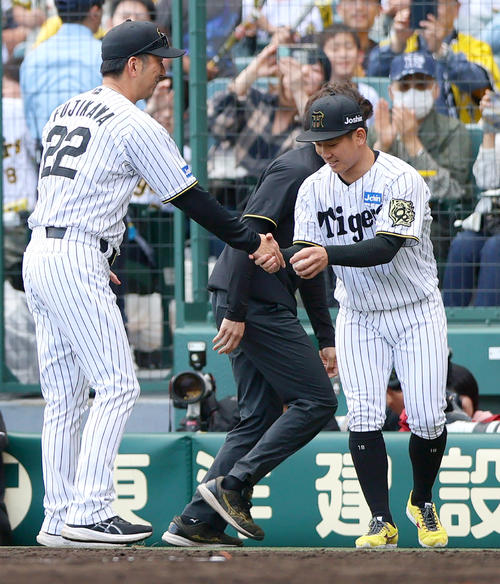 阪神対広島　プロ初勝利をあげた伊原（右）は藤川監督から祝福を受ける（撮影・上山淳一）