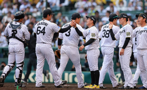 阪神対広島　広島に勝利し、試合を締めた岡留（左から2人目）からウイニングボールを受け取る伊原（同4人目）（撮影・上山淳一）