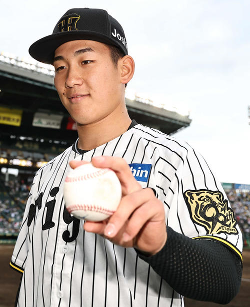 阪神対広島　勝利球を手に笑顔を見せる伊原（撮影・上田博志）