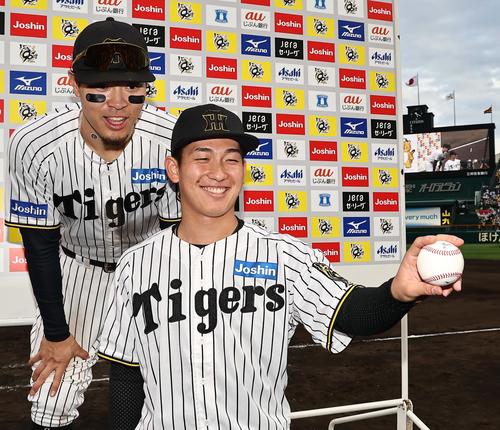 阪神対広島　勝利球を手に笑顔を見せる伊原（右）と2本塁打の佐藤輝（撮影・上田博志）