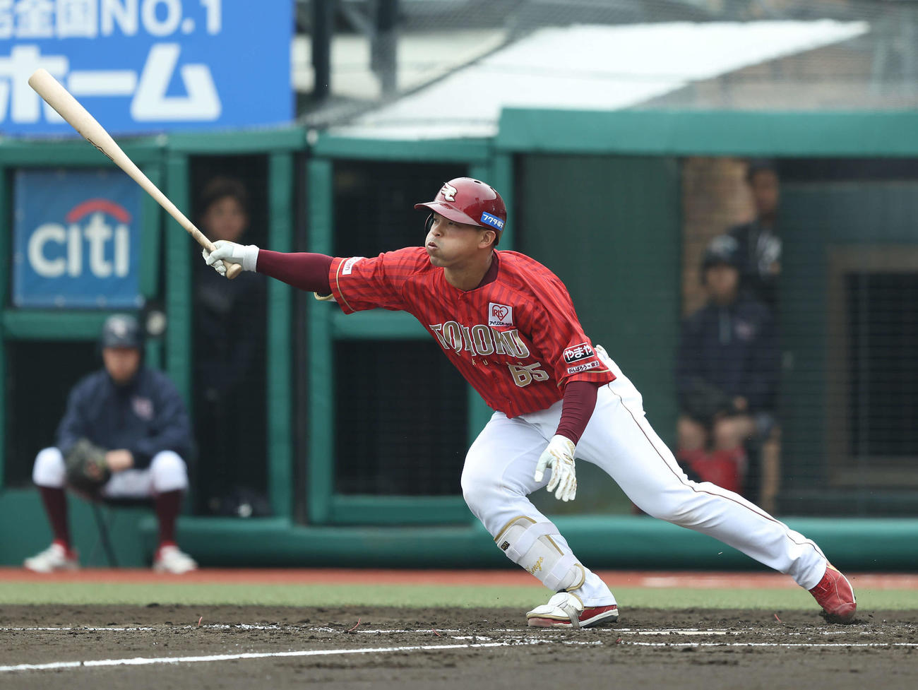 楽天対ロッテ　2回裏楽天2死二塁、二塁内野安打を放つ堀内（撮影・河田真司）