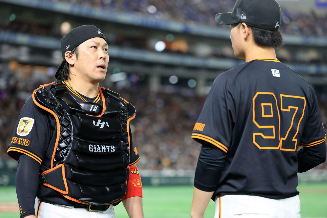 巨人対DeNA 井上（右）にアドバイスする甲斐（2025年4月15日撮影）